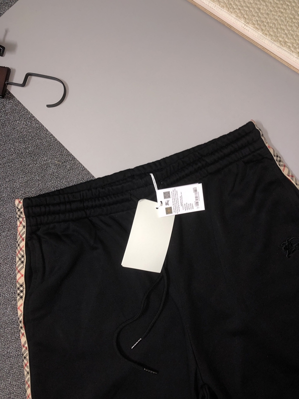 ブランドハーフパンツ背面デザイン